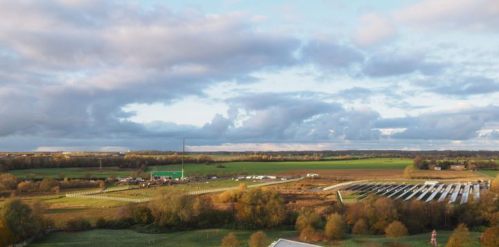 Die Bauarbeiten an der innovativen Kraftwärmekopplungsanlage (iKWK) der Stadtwerke Stralsund schreiten planmäßig voran. Aktuell werden die insgesamt 4824 Kollektoren installiert.