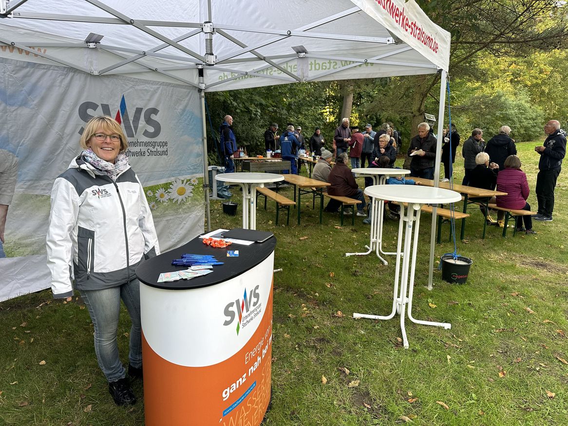 Eine Mitarbeiterin der Stadtwerke Stralsund auf dem Mieterfest in der Friedrich-Wolf-Straße in Stralsund