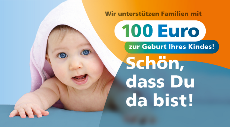 Das Bild zeigt ein Baby mit blauen Augen und einem freundlichen Gesicht.