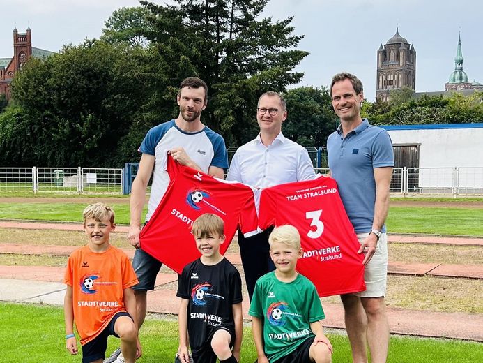 Stadtwerke sponsern Turnier der Legenden in Stralsund