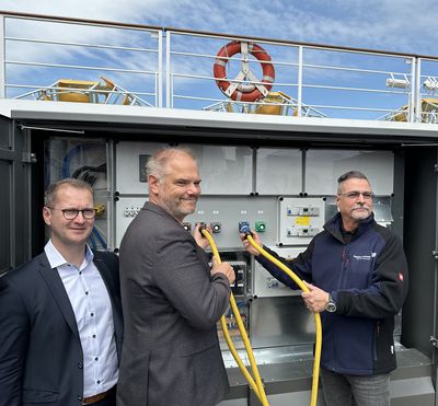 Oberbürgermeister und Geschäftsführer der Stadtwerke Stralsund bei der feierlichen Inbetriebnahme der Landstromanlagen im Stralsunder Hafen. 