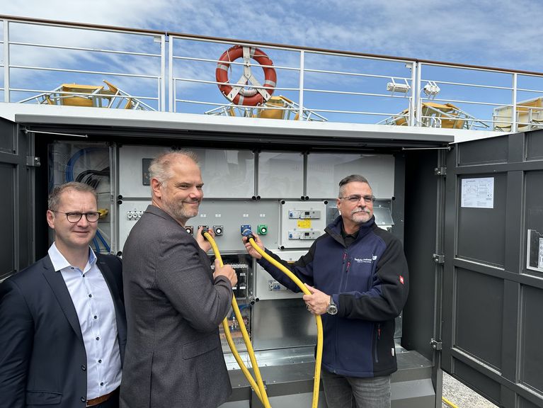 Oberbürgermeister und Geschäftsführer der Stadtwerke Stralsund bei der feierlichen Inbetriebnahme der Landstromanlagen im Stralsunder Hafen. 