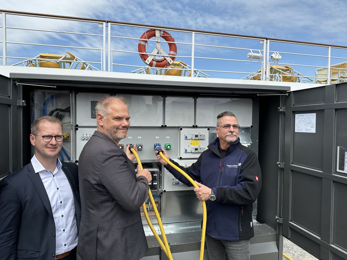 Oberbürgermeister und Geschäftsführer der Stadtwerke Stralsund bei der feierlichen Inbetriebnahme der Landstromanlagen im Stralsunder Hafen. 