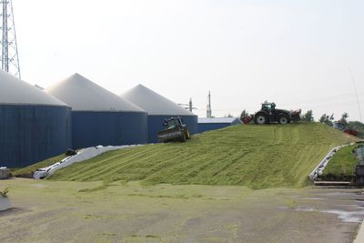 Biogasanlage August 2025 Biogasanlage der Stadtwerke Stralsund mit Traktor