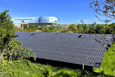 Stadtwerke Stralsund nehmen neue PV-Anlage in der Bauhofstraße in Betrieb Die neue Freiflächenanlage in der Bauhofstraße, unweit der REWA, markiert einen weiteren Meilenstein auf dem Weg zu einer klimafreundlichen Energiezukunft in Stralsund.