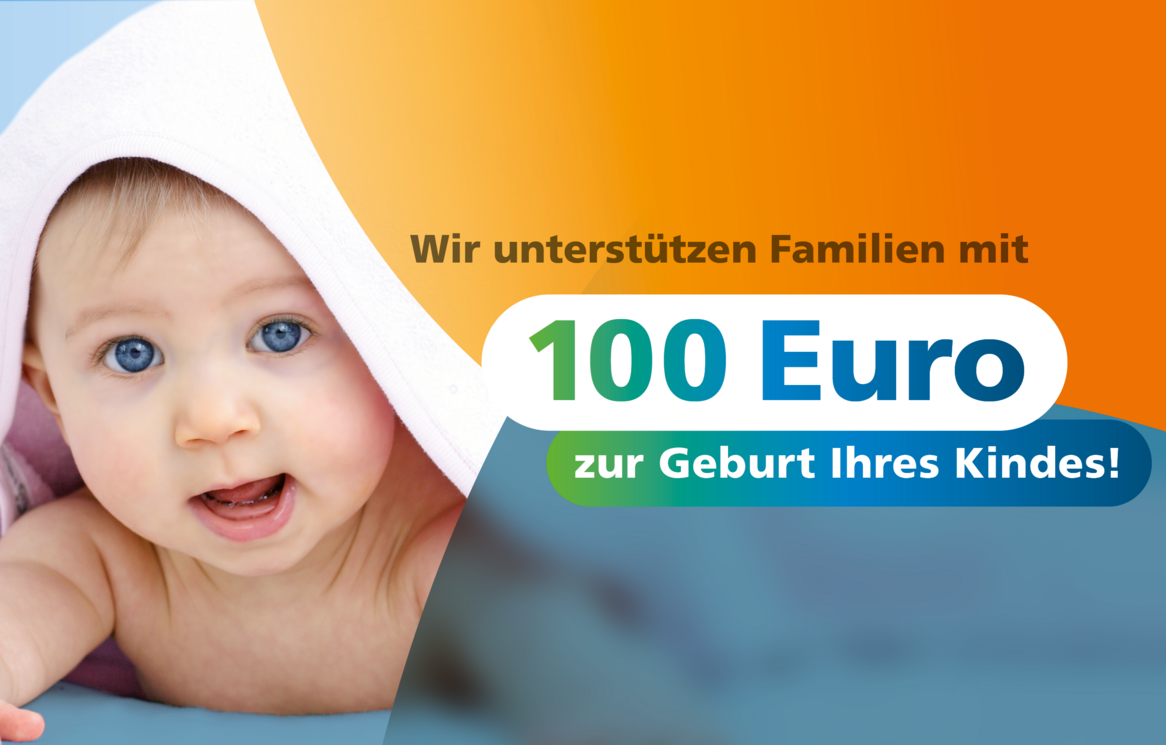 Das Bild zeigt ein Baby mit blauen Augen und einem freundlichen Gesicht.