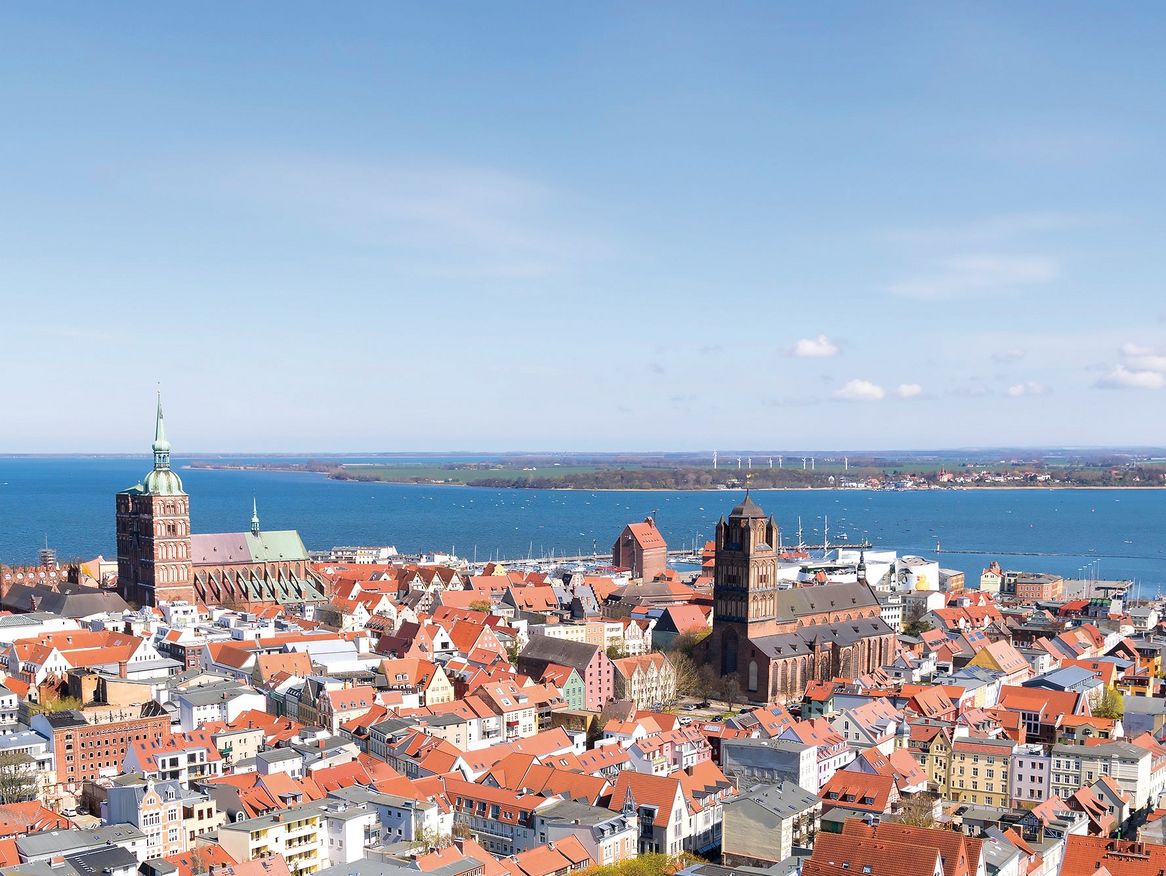 Das Bild zeigt die Hansestadt Stralsund an einem sonnigen Tag aus der Vogelperspektive.