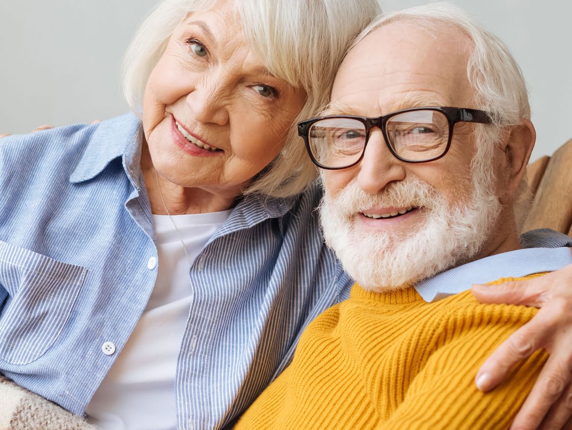 Mann und Frau im Wohnzimmer