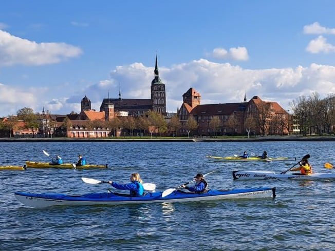 Der Stralsunder Kanu Club e.V. engagiert sich intensiv in der Kinder- und Jugendarbeit und bietet ein breites Spektrum an sportlichen Aktivitäten für junge Wassersportbegeisterte.