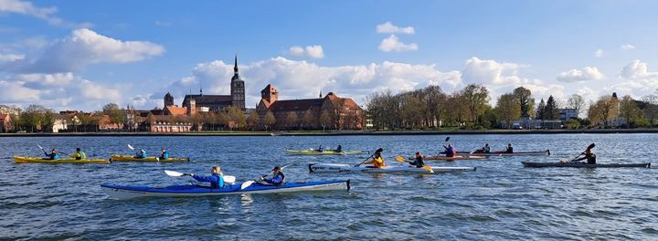 Der Stralsunder Kanu Club e.V. engagiert sich intensiv in der Kinder- und Jugendarbeit und bietet ein breites Spektrum an sportlichen Aktivitäten für junge Wassersportbegeisterte.