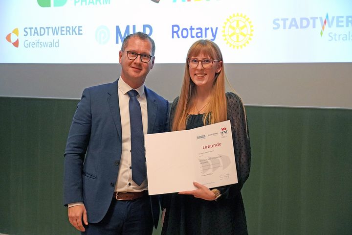 Geschäftsführer Anselm Drescher mit der Stipendiatin der Stadtwerke Stralsund