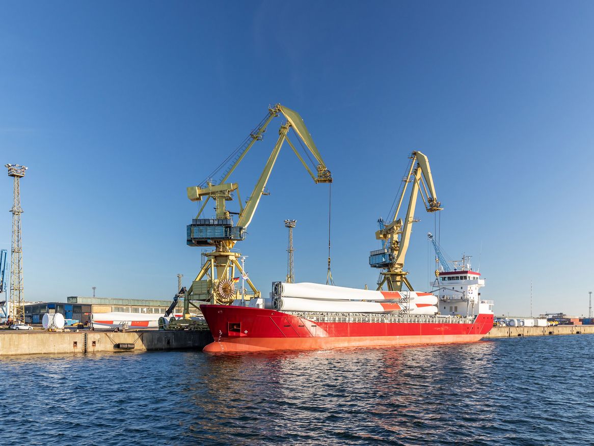 Der SWS Seehafen Stralsund ist das multimodale Logistikzentrum im Schnittpunkt der Verkehrsträger See- und Binnenwasserstraße, Schiene und Fernstraße in Stralsund.