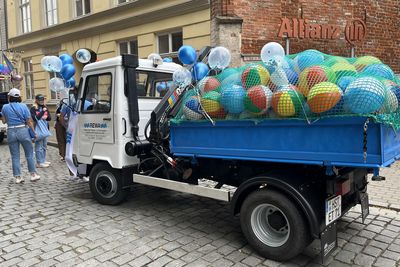 Zu sehen ist ein LKW der REWA Stralsund GmbH mit Wasserbällen auf der Ladefläche