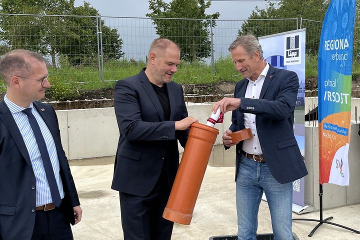 Oberbürgermeister und Geschäftsführer der Stadtwerke Stralsund bei der Grundsteinlegung für die innovative Kraftwärmekopplungsanlage (iKWK) der Stadtwerke Stralsund.